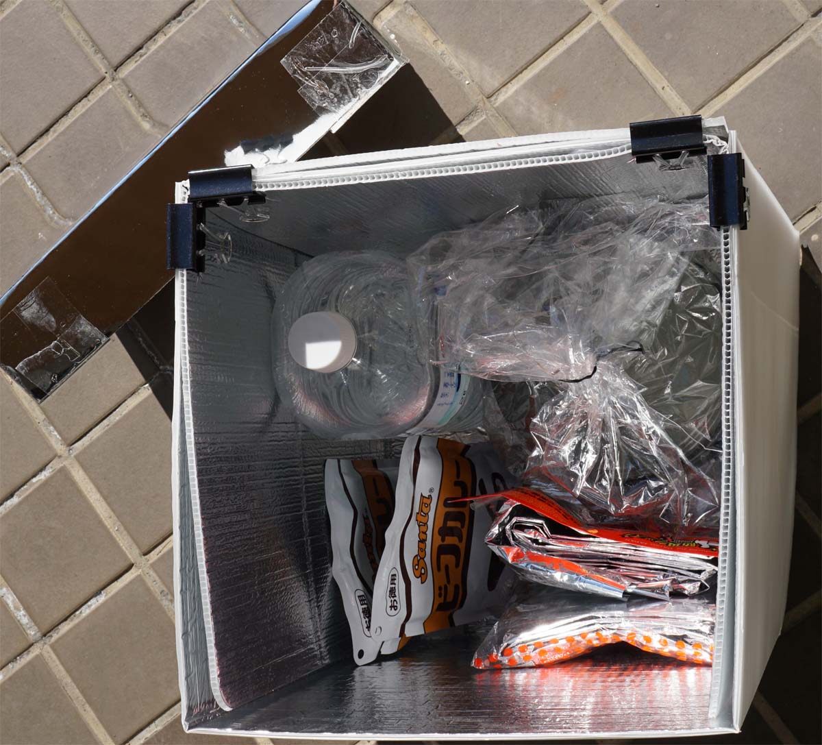 パネル型ソーラークッカー災害備蓄箱モデルの提案